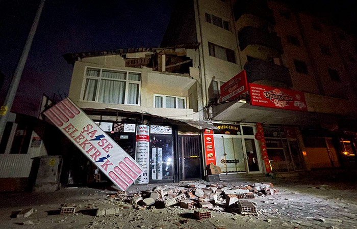 В результате землетрясения в Турции пострадали не менее 35 человек