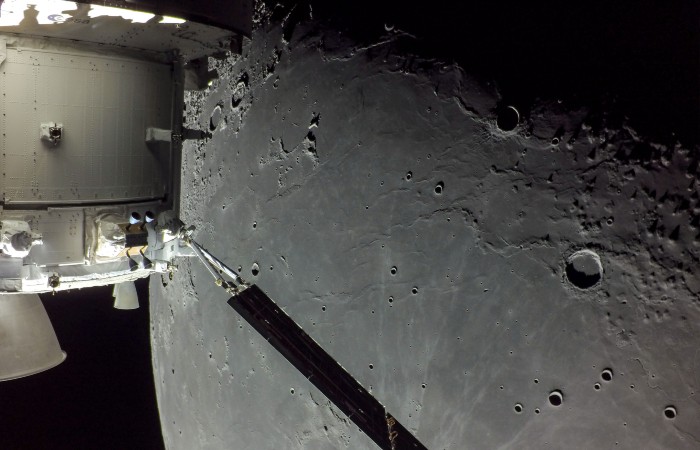 Спускаемая капсула лунного корабля Orion приводнилась в Тихом океане