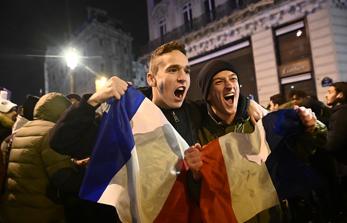 Болельщики футбольной сборной Франции празднуют по всей стране выход команды в финал