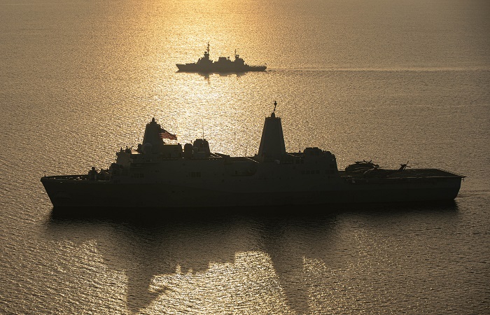 Десантный корабль ВМС США взял на борт посадочную капсулу корабля Orion после его приводнения