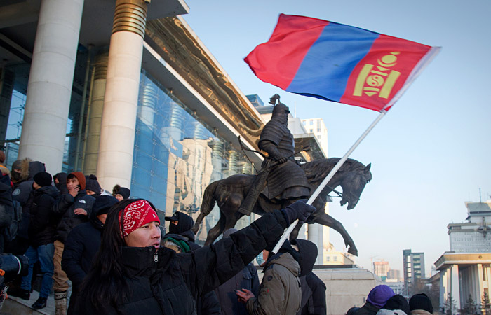 Премьер Монголии на фоне протестов пообещал разобраться с кражей угля