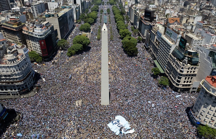 Сборной Аргентины пришлось пересесть на вертолет из-за многомиллионной толпы встречающих