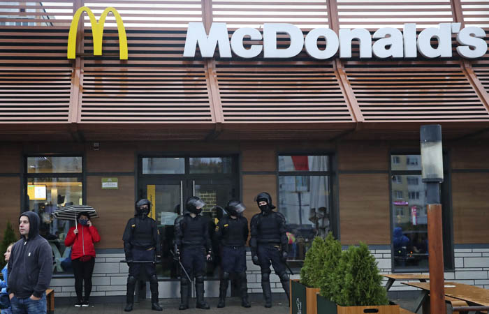 Лукашенко призвал белорусских производителей занять нишу ушедшей сети McDonald's