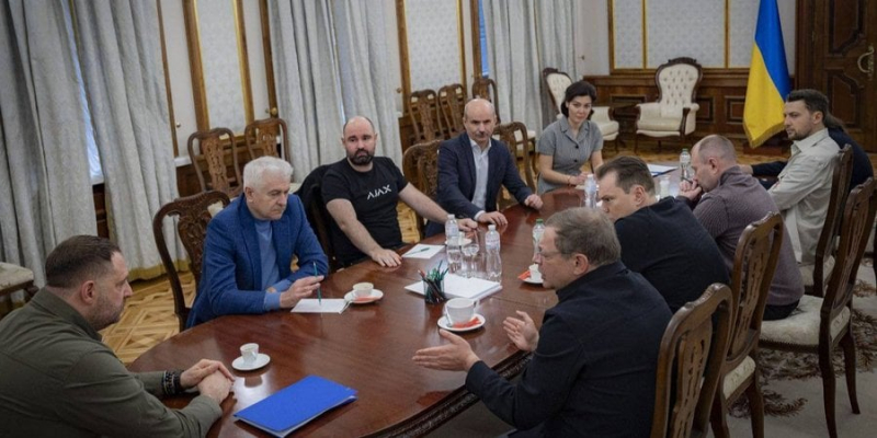 Гроші тижня. Бізнес перезакохався в Зеленського, яхта Медведчука бовтається в морі, Кабмін із серпня думав, як бити контрабандистів